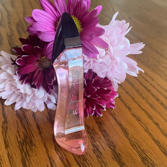 Carolina Herrera Blush Perfume - Picture 5 of 6